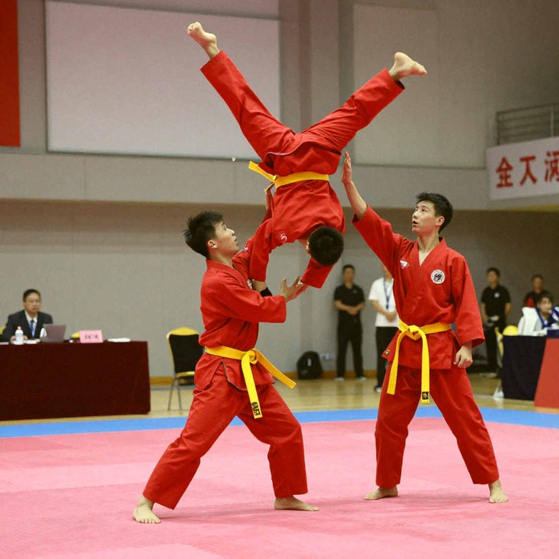 Cú lao đầu tiên và bài học thăng bằng: Hành trình chờ sân khấu lớn của bóng đá Việt Nam Cú lao đầu tiên và bài học thăng bằng: Hành trình chờ sân khấu lớn của bóng đá Việt Nam