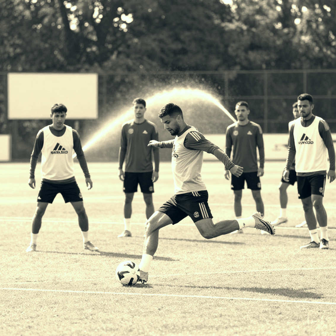 Nhịp đập phòng thay đồ mùa giải lớn: V.League, luật thay người và cái giá của bản sắc