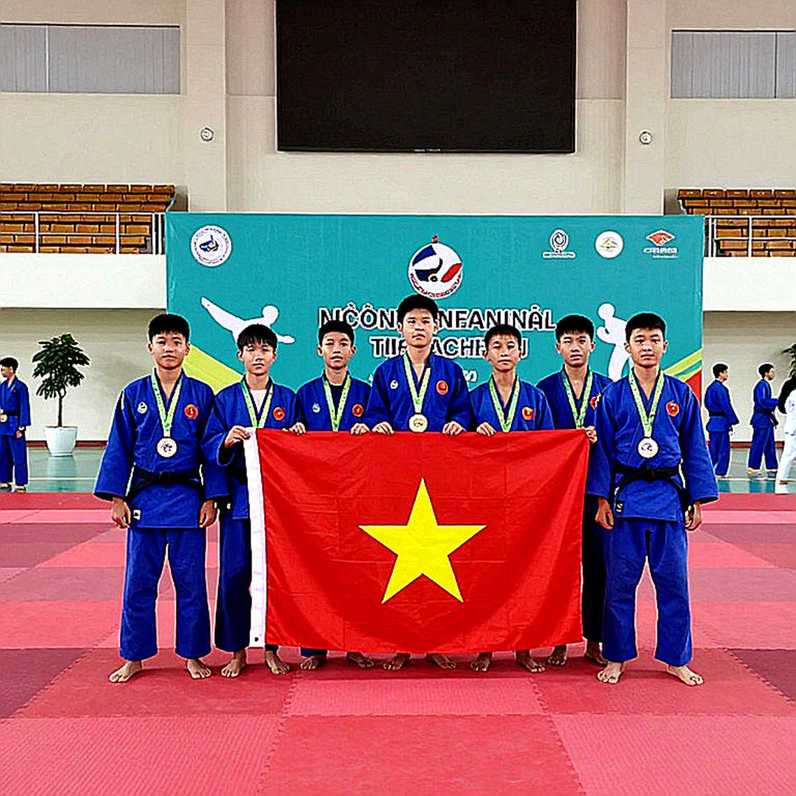 Cửa Sổ Tử Thần: Khi Bóng Đá Việt Nam Đếm Bằng Xương Cốt Chứ Không Bằng Bàn Thắng