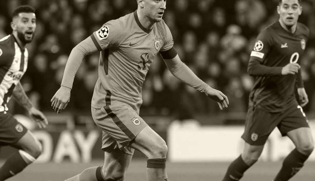 Mateo Chávez, thẻ đỏ trước Mỹ và hai cái tên không có trong đội hình Feyenoord
