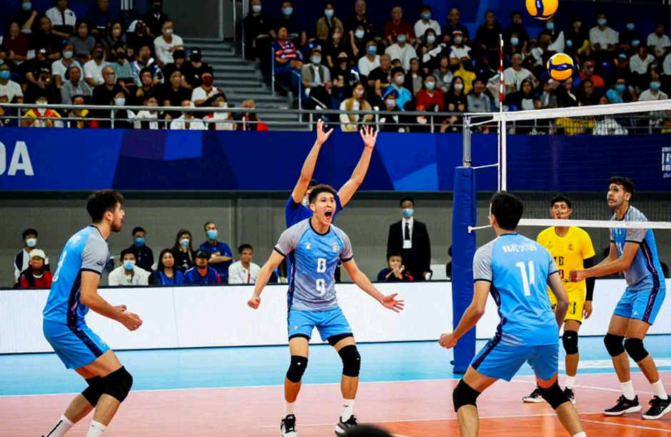 Ouazane, Amrabat và hai tấm vé nằm trong cùng một phòng thay đồ Ouazane, Amrabat và hai tấm vé nằm trong cùng một phòng thay đồ